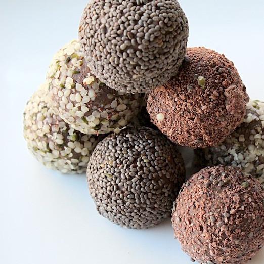 Organic ingredients: cashew, coconut oil, cacao powder, vanilla, agave, cinnamon  Toppings: hemp seed, cacao nibs, chia seed.